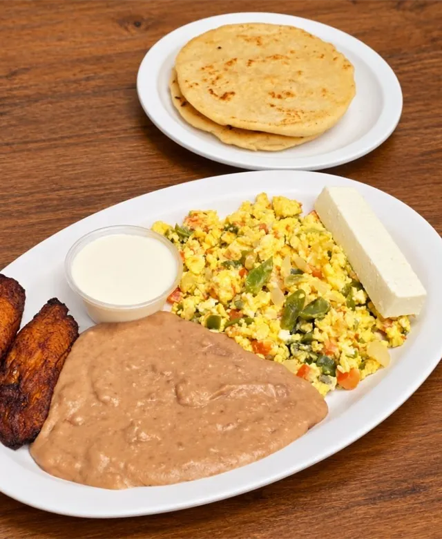 Plates at Pupusas Locas