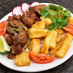 Yuca Frita con Chicharrones
